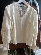 Load image into Gallery viewer, Label Dot - Aïcha Blouse (off white)
